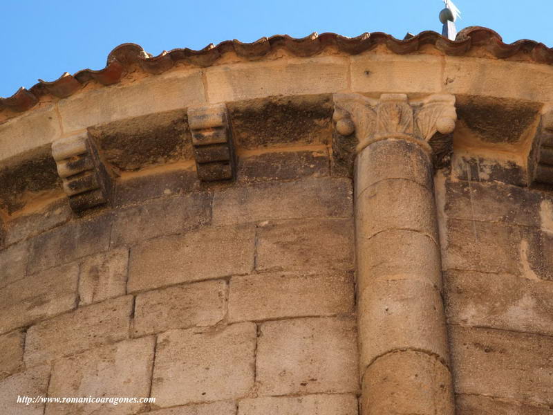 DETALLE DE LA CORNISA, CANECILLOS Y CAPITEL